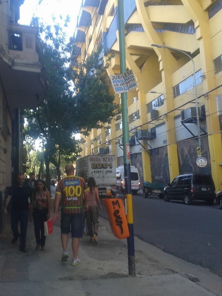 O atleta Rafael M. de Costa, visita a casa do seu segundo (ou seria o terceiro???) time do coração no city tour por La Brandsen, 805, em La Bombonera.